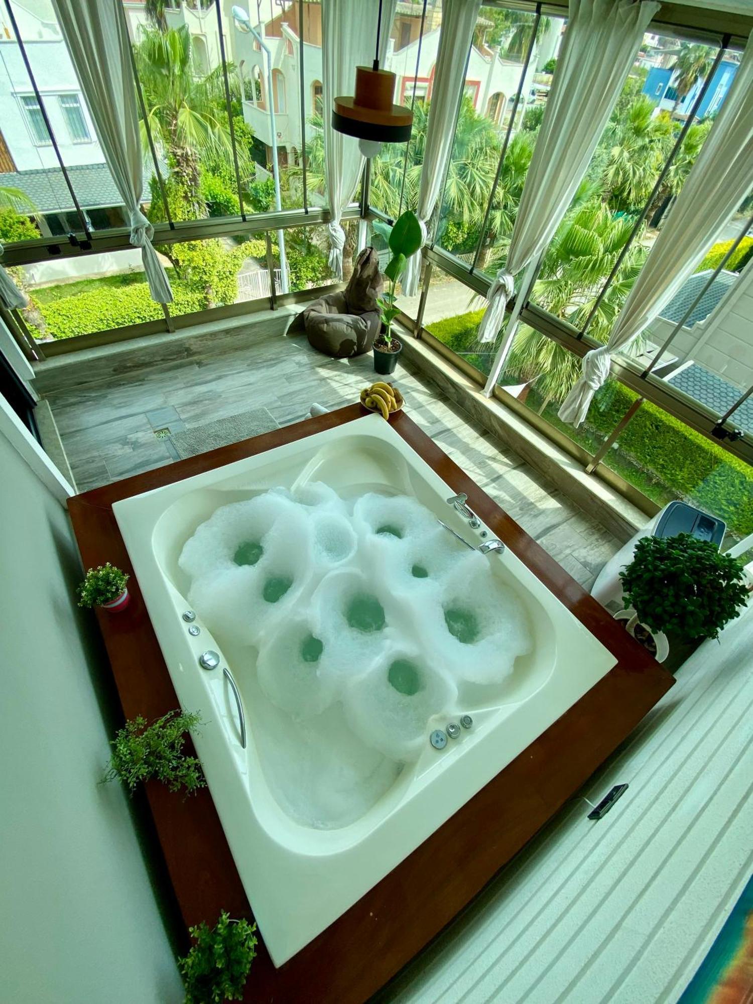Villa Annabell1 With Swimming Pool And Jacuzzi, 3 Floors